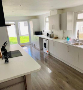 Stunning 3 Bed Holiday Home in Barry by Propertri